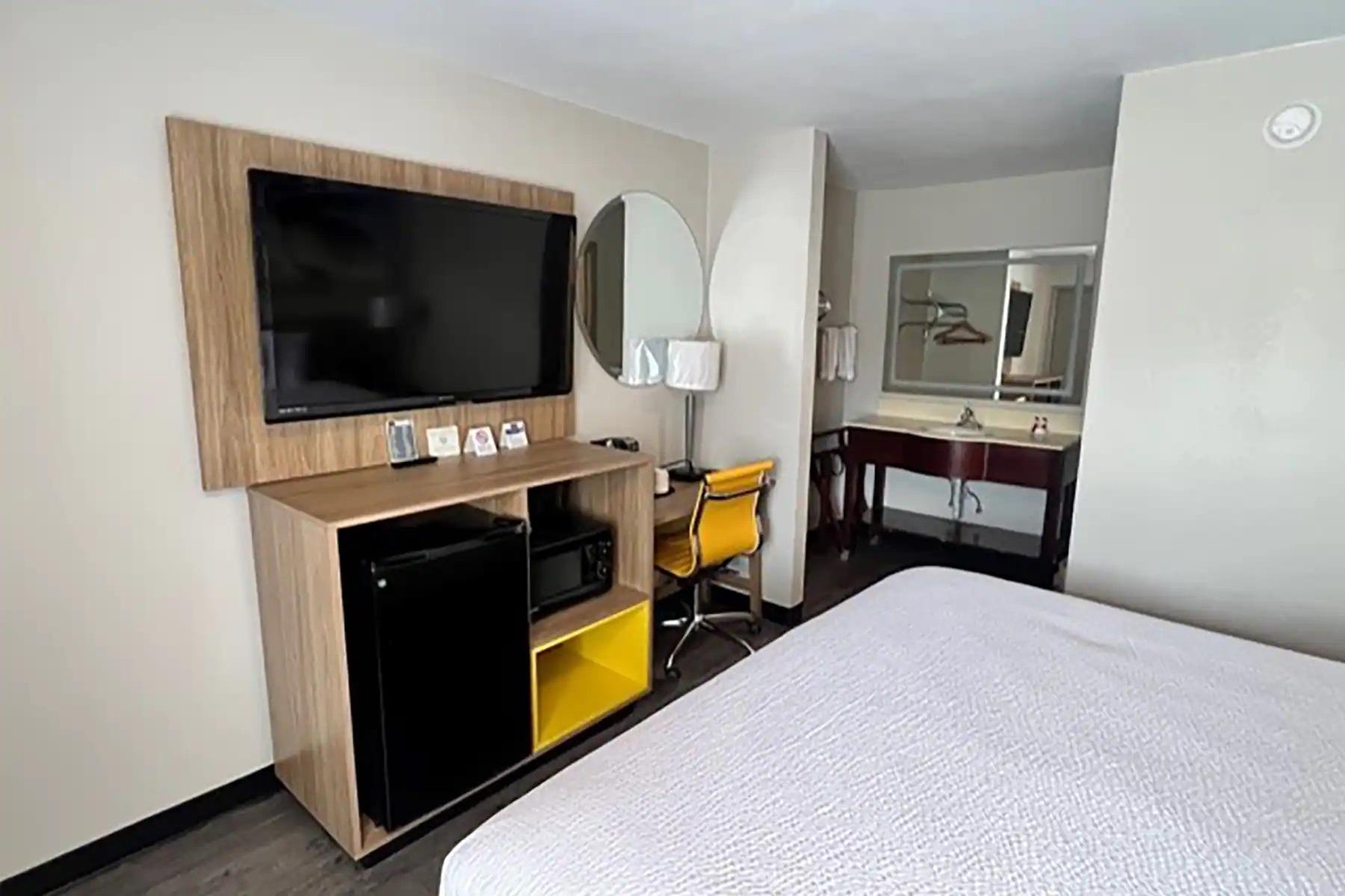 Days Inn By Wyndham דהפוניאק ספרינגס מראה חיצוני תמונה