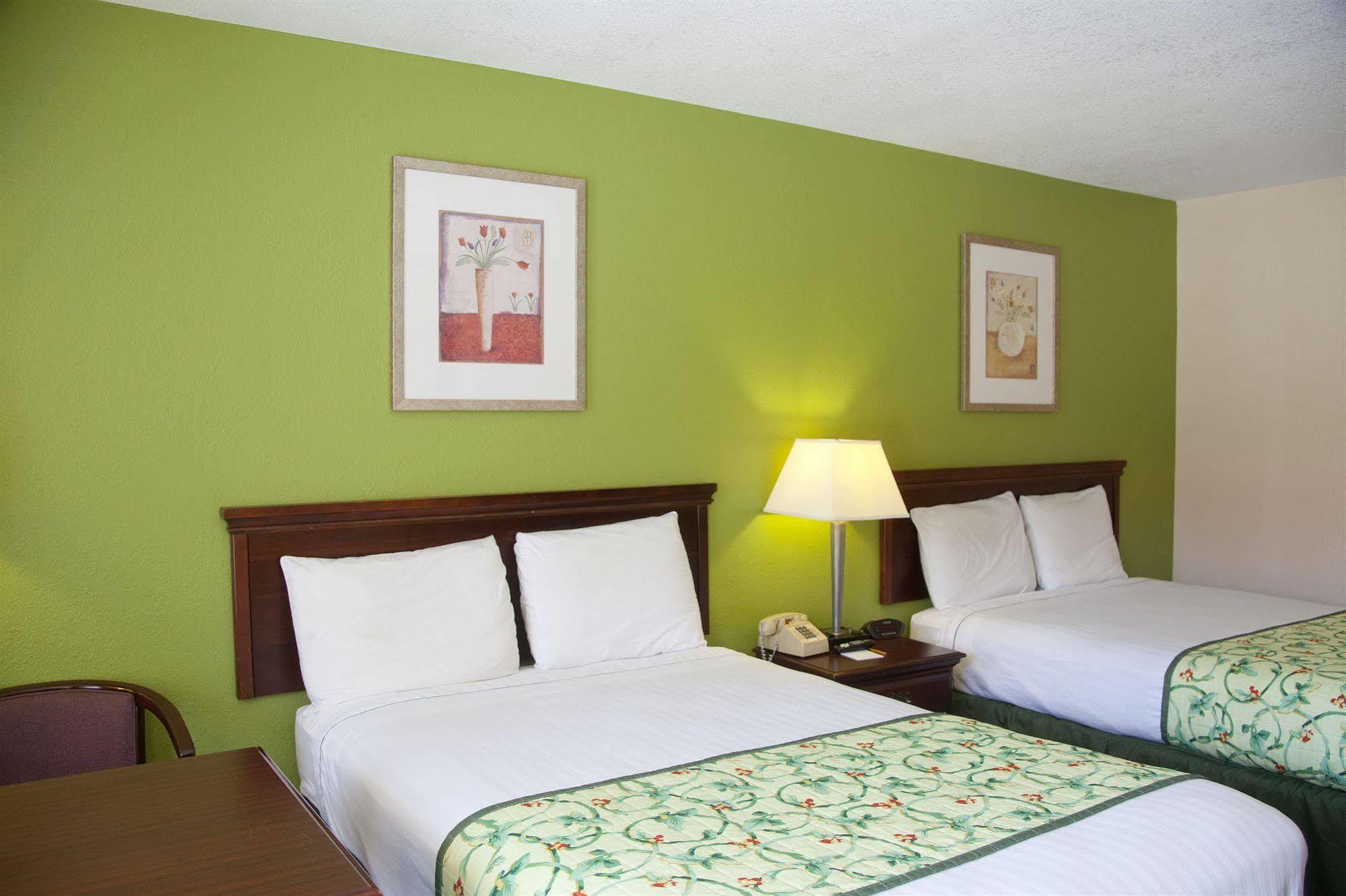 Days Inn By Wyndham דהפוניאק ספרינגס מראה חיצוני תמונה