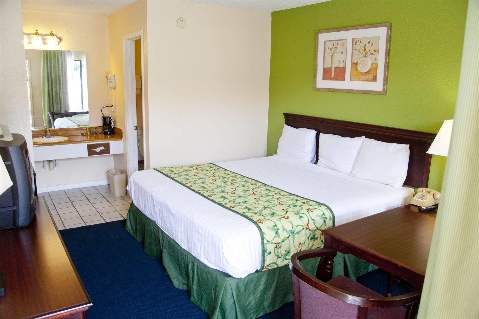 Days Inn By Wyndham דהפוניאק ספרינגס מראה חיצוני תמונה